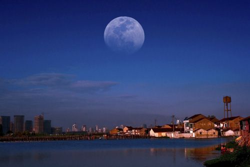 2008年7月摄于绍兴。后期合成加月亮。